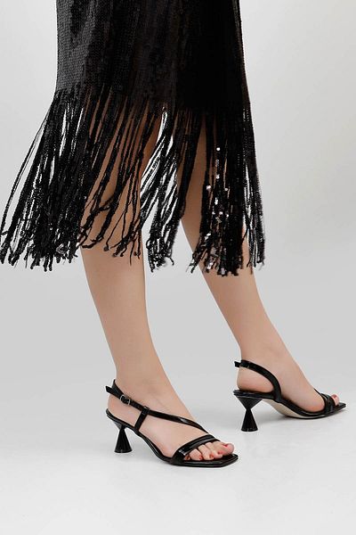 GÖNDERİ(R) Schwarze Riemchensandalen aus Lackleder mit Kelchabsatz für Damen 35856