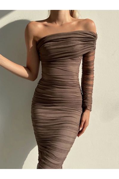 Afiş Butik Καφέ φόρεμα με ντραπέ από τούλι με έναν ώμο