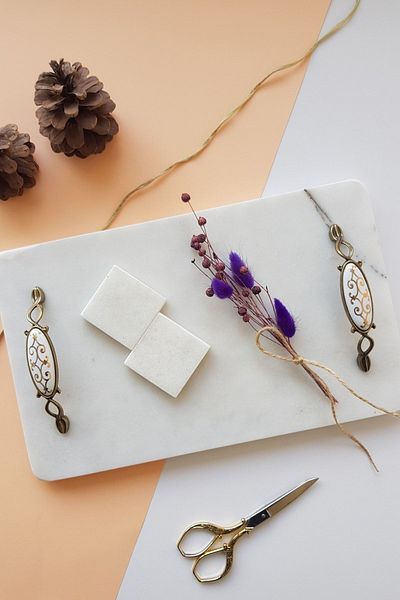 ioadesign Yasemin - Real Fine Marble Promise/Δίσκος αρραβώνων 2 Αφαιρούμενοι δακτύλιοι - Λευκή λαβή