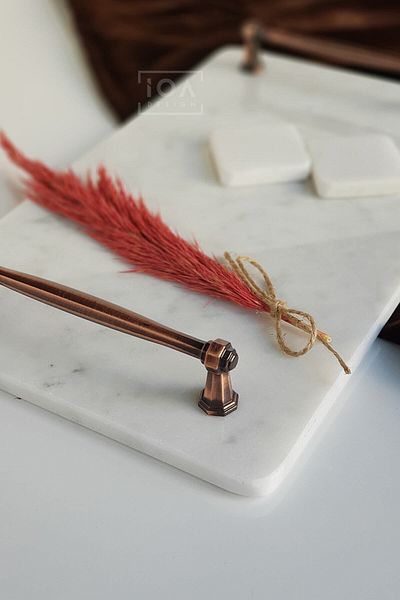 ioadesign Narcissus - Real Marble Promise/Δίσκος αρραβώνων (32X20 CM) 2 Αφαιρούμενα θήκες για δαχτυλίδια-Αντίκα χάλκινη λαβή