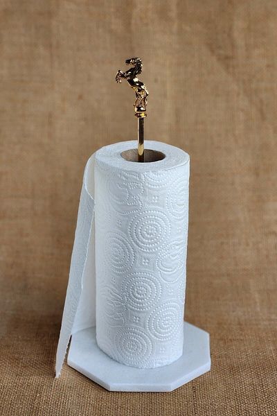 ioadesign Arya-γνήσια θήκη για πετσέτες και χαρτοπετσέτες από λεπτό μάρμαρο - με χρυσό μεταλλικό άλογο