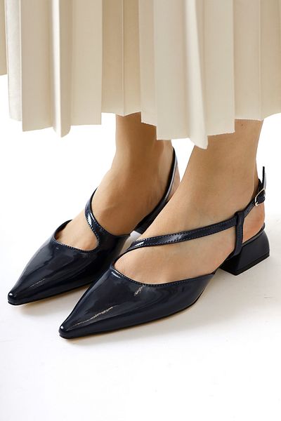Limoya Γυναικεία παπούτσια Rashel Navy Blue λουστρίνι με μυτερή μύτη με λεπτό σταυρό και κοντό τακούνι
