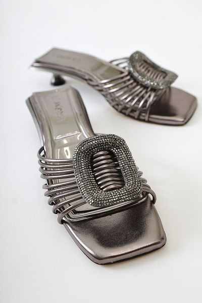 Limoya Papuci de damă eleganti Katerin Platinum din piele lacuită cu detaliu de cataramă de piatră