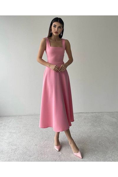 Afiş Butik Rochie Roz cu bretele groase cu guler pătrat