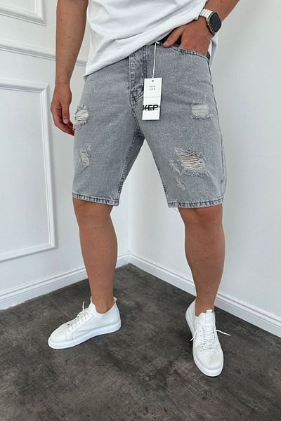 MADZEYMODA Γκρι ανδρικό τζιν σορτς - σκισμένη λεπτομέρεια