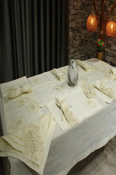 Çeyiz Diyarı Set de servire american din dantela frantuzeasca lucrata manual violet 34 piese crem