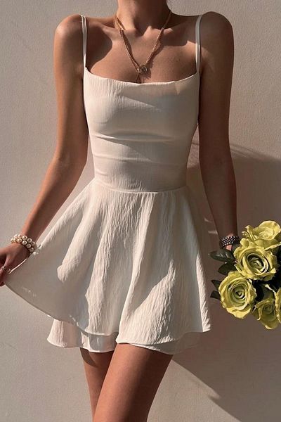 munora butik Λευκό φόρεμα με λεπτομέρεια στην πλάτη και σορτς