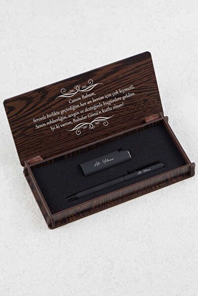 Manidar Hediye İsme Özel Ahşap Kutulu Mat Siyah Imza Tasarımlı Çakmak Kalem Seti