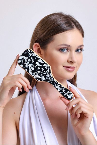 Roberta Lorenz black and white bamboo comb