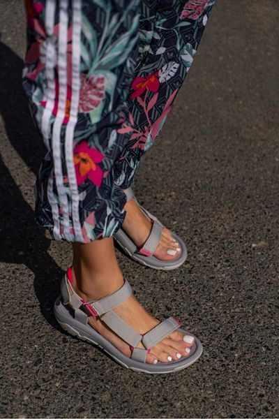 NİŞANTAŞI SHOES Graue Damen-Sandalen mit Klettverschluss und flachem Absatz