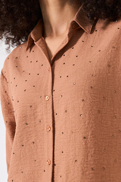 MİA NOURA قميص من مزيج الكتان - تصميم أنيق بتفاصيل حجرية