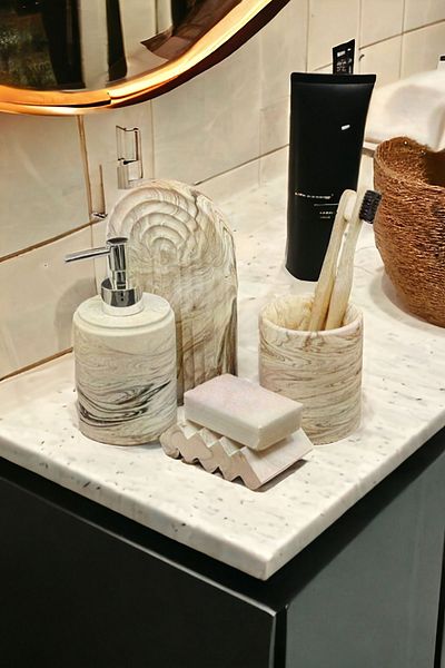 Trust Stone Σειρά Beige Marble - Σετ μπάνιου, δοσομετρητής υγρού σαπουνιού και σετ αξεσουάρ σκυροδέματος με οδοντόβουρτσα