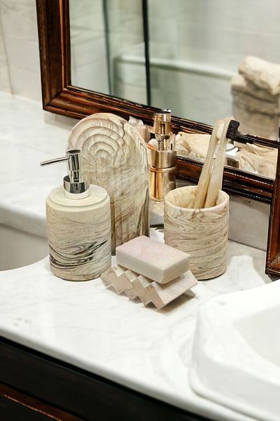 Trust Stone Σειρά Beige Marble - Σετ μπάνιου, δοσομετρητής υγρού σαπουνιού και σετ αξεσουάρ σκυροδέματος με οδοντόβουρτσα