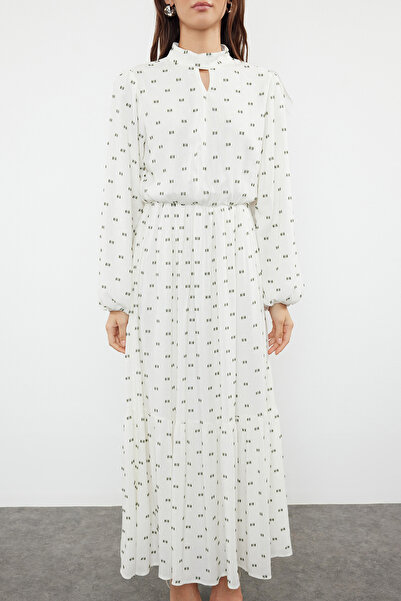 Trendyol Modest Zelené ecru šifonové šaty s květinovým vzorem – podšité, tkané, TCTSS24EB00145