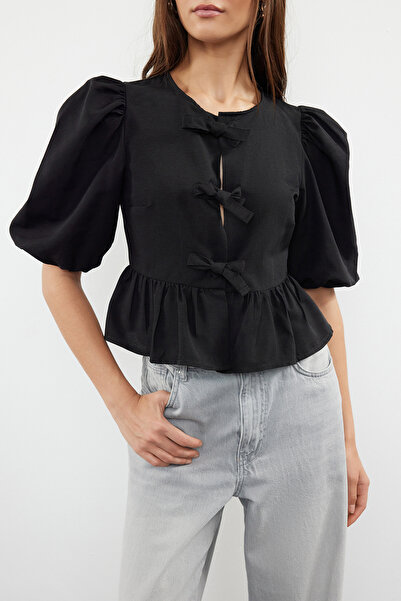 Trendyol Collection Černá tkaná košile s balonovým rukávem – detail kravaty, TWOSS24GO00236