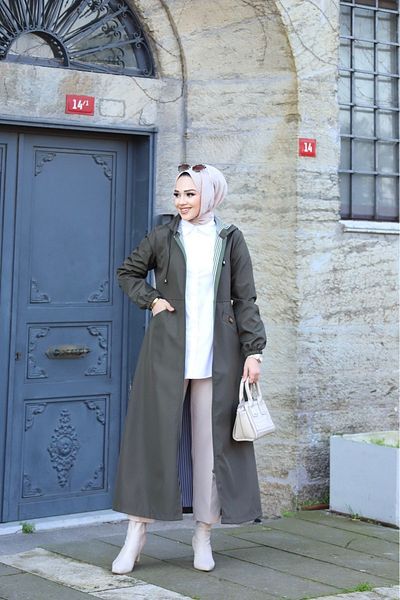 Vibeys Collection Χακί ριγέ γυναικεία μακριά καμπαρντίνα με εσωτερικές τσέπες στο μπροστινό μέρος και αυτοφόδρα αδιάβροχη
