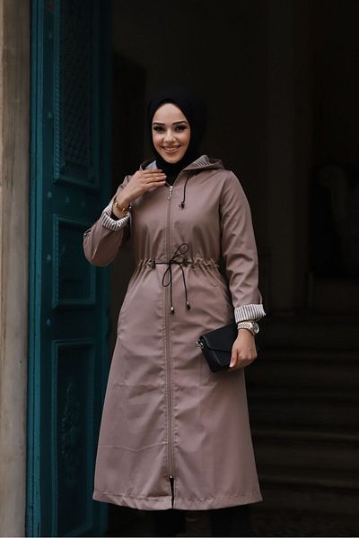 Vibeys Moda Μπεζ αδιάβροχη γυναικεία καμπαρντίνα μεγάλου μεγέθους με ριγέ εσωτερικά και κουκούλα