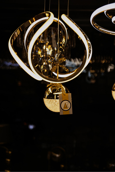 avizade Gold Kaplamalı LED Avize - Merkezde Top, Etrafında Alüminyum Profil