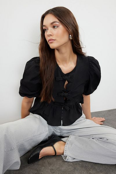 Trendyol Collection Schwarzes gewebtes Hemd mit Ballonärmeln und Krawattendetail, TWOSS24GO00236