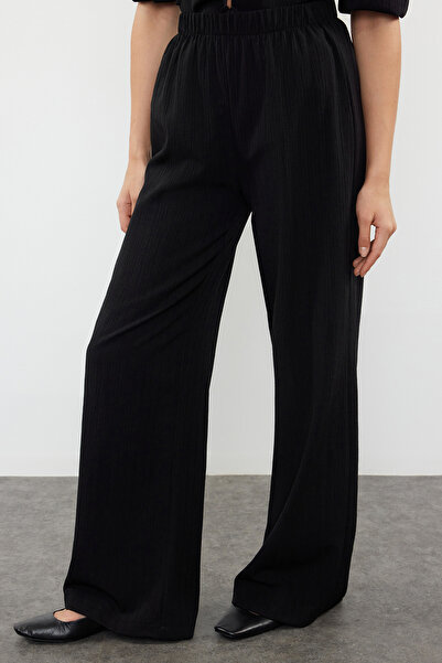 Trendyol Collection Černá texturovaná tkanina šněrování podrobný balonový rukáv tkaná sada halenka-kalhoty Twoss24Au00143