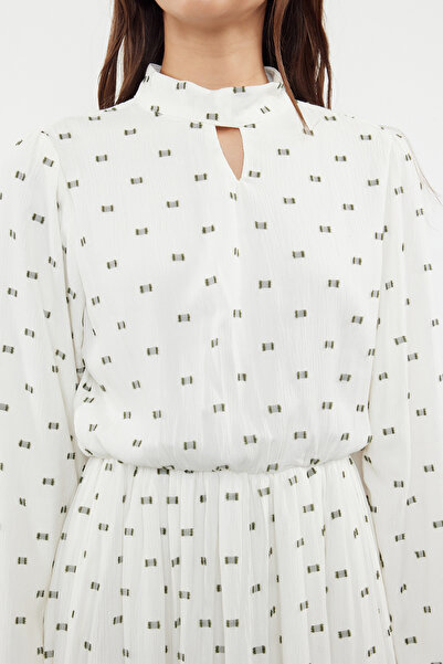 Trendyol Modest Zelené ecru šifonové šaty s květinovým vzorem – podšité, tkané, TCTSS24EB00145