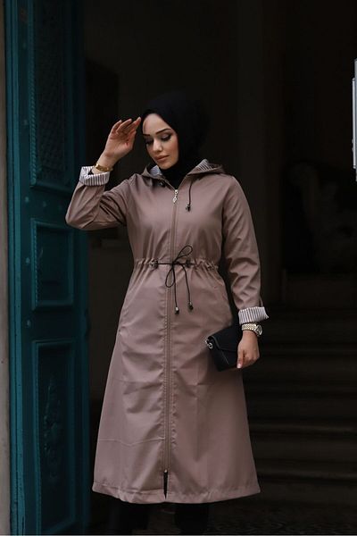 Vibeys Moda Μπεζ αδιάβροχη γυναικεία καμπαρντίνα μεγάλου μεγέθους με ριγέ εσωτερικά και κουκούλα