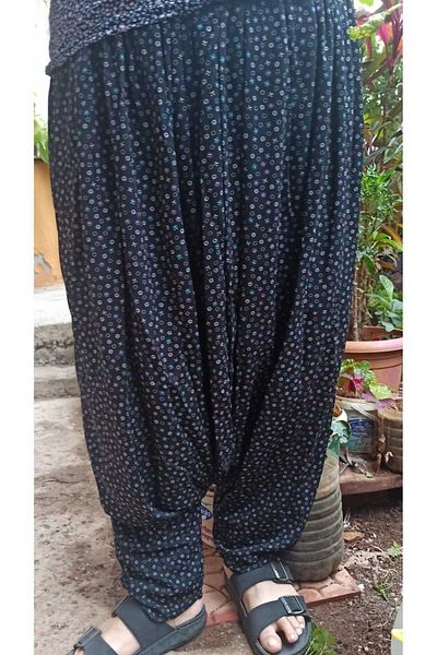 MEŞHUR ŞALVARCI PELİN Pantaloni largi de damă cu model, cu buzunare și talie elastică