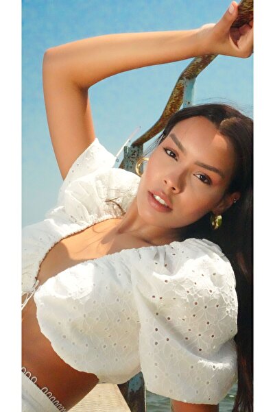 Roselenda طقم تنورة قصيرة بيضاء وبلوزة قصيرة من فاليريا