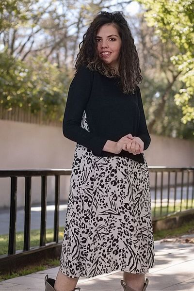 yagmurberen Model cu leopard negru - rochie din bumbac din vascoza cu fanta