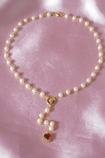 AŞIK ACCESSORIES قلادة لانا ديل روزالي باللؤلؤ الأحمر على شكل قلب