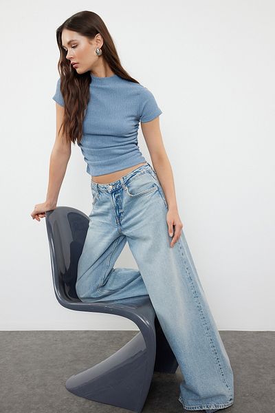 Trendyol Collection Flexibilní indigová pletená halenka – stojáček, krátký rukáv a detail TWOSS24BZ00135