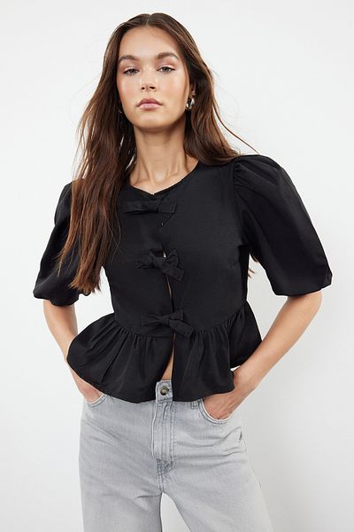 Trendyol Collection Schwarzes gewebtes Hemd mit Ballonärmeln und Krawattendetail, TWOSS24GO00236