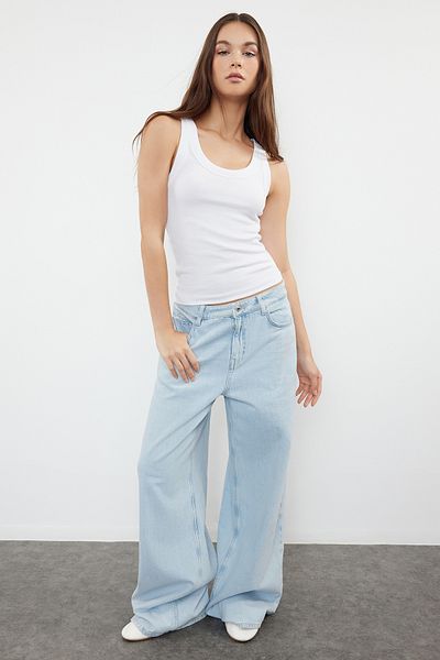 Trendyol Collection Dehnbares, kordelgebundenes weißes Strick-Tanktop – Pool-Kragen, normale Größe – TWOSS24AL00060