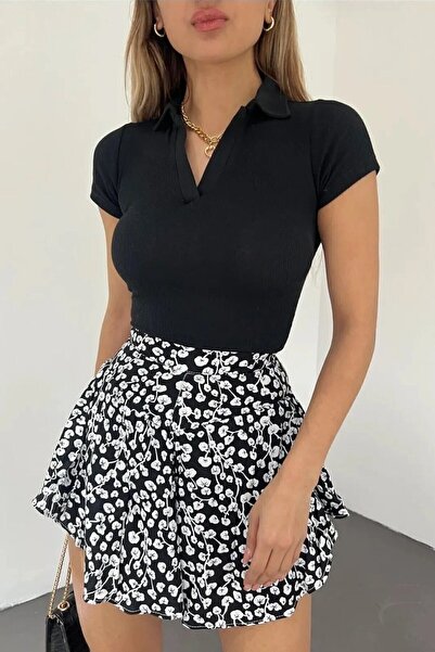 kozzy Přiléhavá košilka s černým polo výstřihem a krátkým rukávem