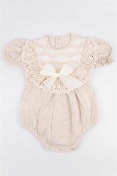 Le Mabelle Beigefarbener kurzärmliger Baby-Strampler für Mädchen mit Muscheldetail und Schleife – Sarah