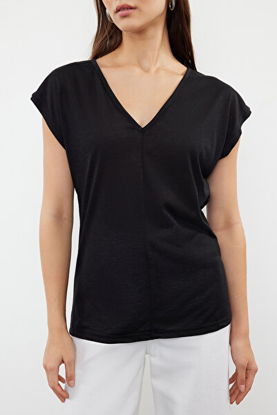Trendyol Collection Černé pletené tričko s výstřihem do V, uvolněný/pohodlný střih TWOSS24TS00284