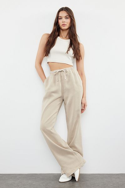 Trendyol Collection Beigefarbene elastische Jeans mit hoher Taille – 100 % Tencel ™ , Nachhaltiges TWOSS24JE00203