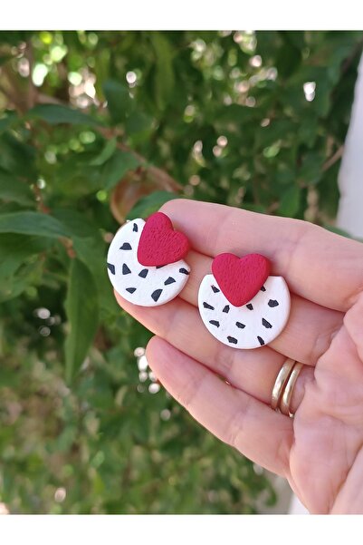 La fee aksesuar ÇELİK KÜPE APARATLI - KIRMIZI KALP & SİYAH DALMAÇYA DESEN POLİMER KİL KÜPE