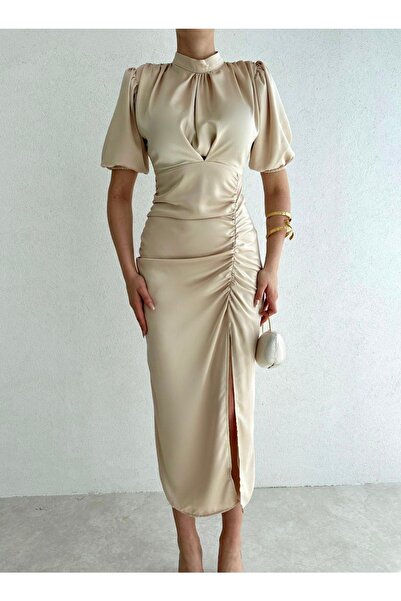 Afiş Butik Satin crem - Rochie drapată cu mâneci scurte și fante