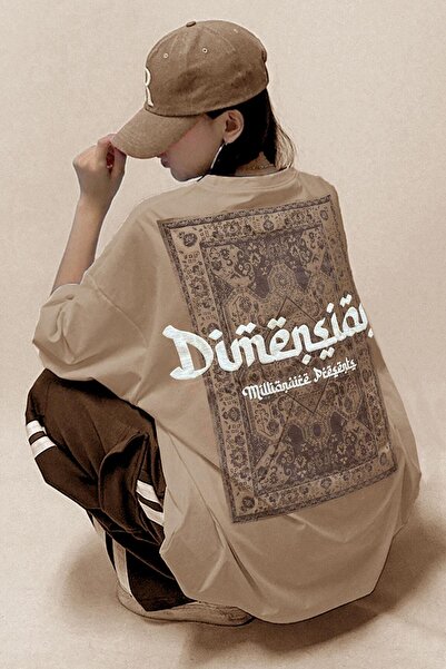 Teenage Millionaire تي شيرت نسائي كبير الحجم بطبعة Camel Dimension - رقبة دائرية