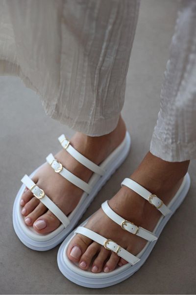 selinshoes شبشب نسائي بإبزيم مفصل من Lora Band - أبيض