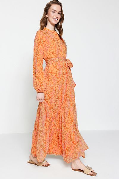 Trendyol Modest Żółta szyfonowa tkana sukienka z paskiem i stójką w kwiaty TCTSS21EL3346