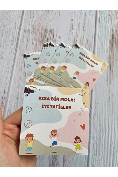 eylülün etiket fabrikası İyi Tatiller Temalı Tebrik - Bileklik - Hediye Kartı 9-9 cm. 30 Adet - Kısa Bir Mola Yazılı
