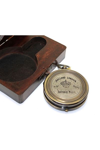 Hediye Sahibi Useful Compass with Pattern on Brass Wooden Box