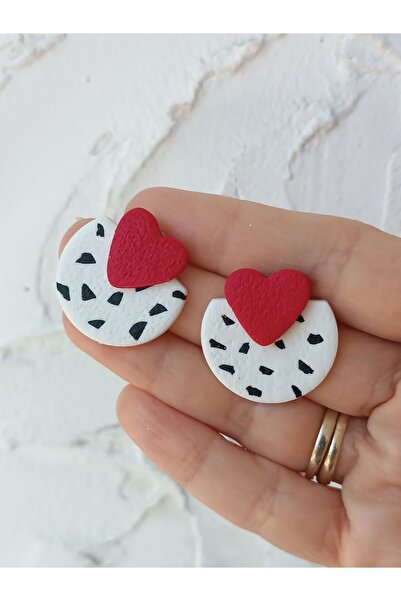 La fee aksesuar ÇELİK KÜPE APARATLI - KIRMIZI KALP & SİYAH DALMAÇYA DESEN POLİMER KİL KÜPE