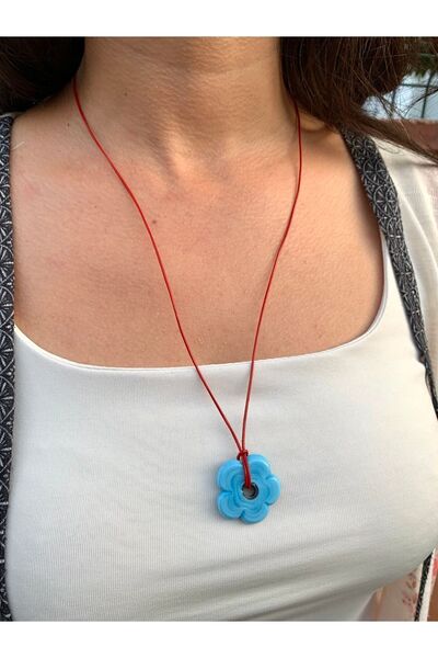 Atelier Çağla قلادة حمراء من الجلد الصناعي على شكل زهرة زجاجية زرقاء