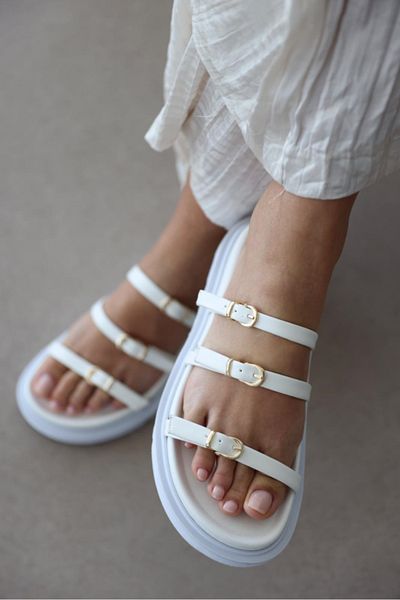 selinshoes شبشب نسائي بإبزيم مفصل من Lora Band - أبيض