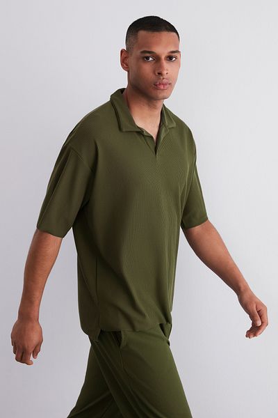 Trendyol Collection Limitierte Edition – Khakifarbenes T-Shirt mit Polokragen und Struktur – Übergroßer Schnitt TMNSS23po00020