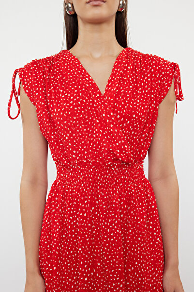 Trendyol Collection Rugalmas, piros virágmintás Midi kötött ruha - nulla ujjú, derékban nyíló gördeszkás modell TWOSS24EL01063