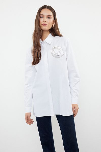 Trendyol Modest Ecru gewebtes Hemd – Rosendetail an der Schulter, TCTSS24TG00083